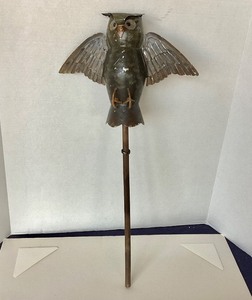 lot 232 image: Bethany Lowe Halloween Tin Owl Parade Stick