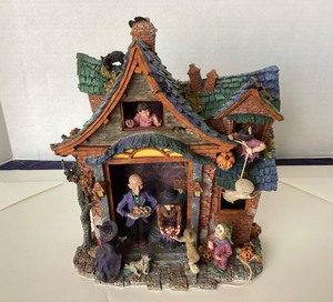 lot 236 image: Dept. 56 Halloween Halloween Lit House Scene
