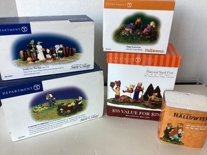 lot 255 image: Dept. 56 Halloween Group of 5 Accessories