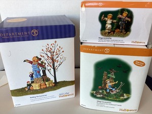 lot 264 image: Dept. 56 Halloween Scarecrow & His Feathered Friends, Building the Scarecrow and Lighted Halloween Scarecrow
