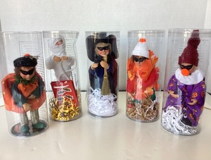 lot 289 image: Group of 5 Halloween Kindles
