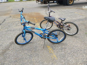 lot 11 image: 2 Youth Bicycles
