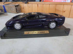 lot 16 image: Maisto 1992 Jaguar XD220 Die Cast Car
