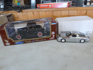 lot 17 image: 2 Die Cast Cars