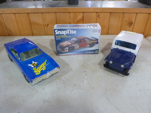 lot 19 image: 2 Die Cast Cars and Model Car