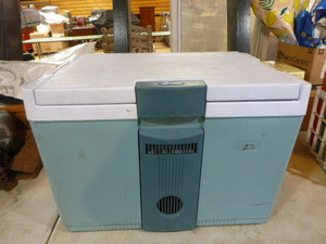 lot 79 image: Rubbermaid 12 Volt Tailgate Cooler