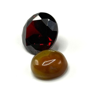 lot 29 image: 47 Carat Garnet & Agate Gemstones Loose