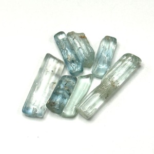 lot 35 image: 26.99 Carat Raw Aquamarine Gemstones Loose