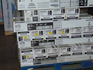lot 27 image: 900 4 Foot Cool White 30 Cases Sylvania fo32v41eco Pallet