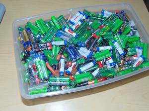 lot 32 image: 16 Pounds AAA Batteries Over 500 Pair Of Batteries