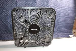 lot 30 image: Pelonis Box Fan Black 3-Speed