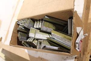 lot 107 image: Box of Senco N17BAB 716 x 1-12 Heavy Wire Staples 16 Gauge
