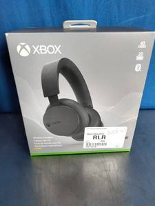 lot 2 image: Xbox Wireless Headset for Xbox Series