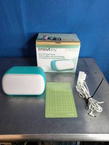 lot 6 image: Cricut Joy Machine