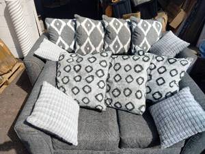 lot 4 image: Sofa and Loveseat
