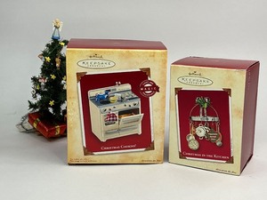lot 6 image: 2 Hallmark Keepsake Christmas Ornaments - 2004 Christmas Cookies & 2002 Christmas in the Kitchen
