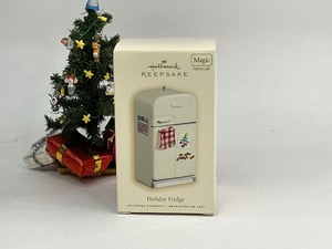 lot 7 image: 2007 Hallmark Keepsake Holiday Fridge Christmas Ornament