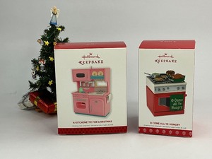 lot 8 image: 2 Hallmark Keepsake Christmas Ornaments - 2013 A Kitchenette for Christmas & 2017 O Come All Ye Hungry