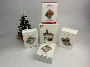 lot 9 image: 5 Hallmark Keepsake Christmas Ornaments
