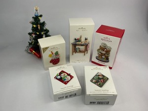 lot 11 image: 5 Hallmark Keepsake Christmas Ornaments