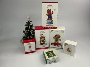 lot 13 image: 6 Hallmark Keepsake Christmas Ornaments