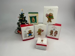 lot 14 image: 6 Hallmark Keepsake Christmas Ornaments