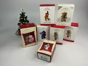 lot 18 image: 7 Hallmark Keepsake Christmas Ornaments