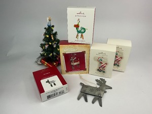 lot 21 image: 6 Hallmark Keepsake Christmas Ornaments
