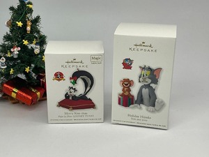 lot 34 image: 2 Hallmark Keepsake Christmas Ornaments