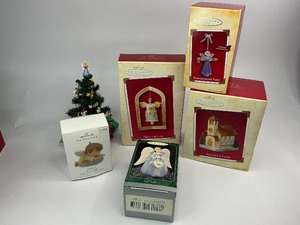 lot 37 image: 5 Hallmark Keepsake Christmas Ornaments