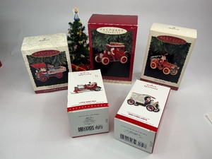 lot 41 image: 5 Hallmark Keepsake Christmas Ornaments