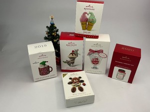 lot 46 image: 6 Hallmark Keepsake Christmas Ornaments