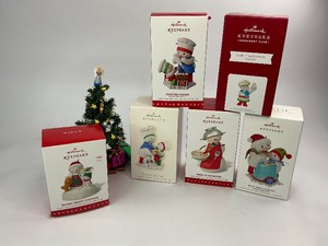 lot 51 image: 6 Hallmark Keepsake Christmas Ornaments