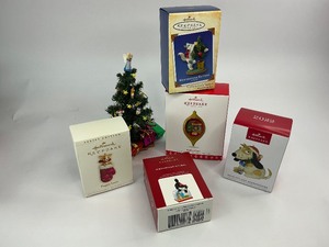 lot 52 image: 5 Hallmark Keepsake Christmas Ornaments