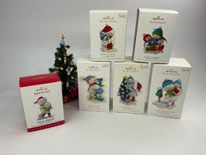 lot 64 image: 6 Hallmark Keepsake Christmas Ornaments