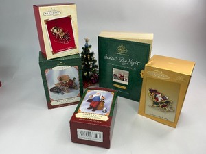 lot 68 image: 5 Hallmark Keepsake Christmas Ornaments