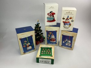 lot 72 image: 6 Hallmark Keepsake Christmas Ornaments