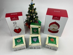 lot 83 image: 6 Hallmark Keepsake Christmas Ornaments