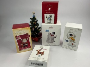 lot 89 image: 5 Hallmark Keepsake Christmas Ornaments