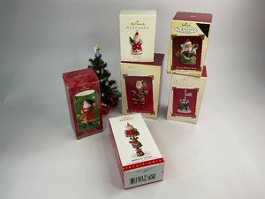 lot 97 image: 6 Hallmark Keepsake Christmas Ornaments