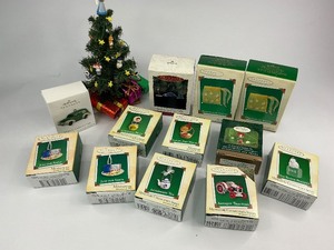 lot 103 image: 12 Hallmark Keepsake Christmas Ornaments