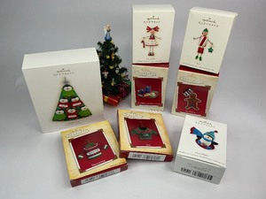 lot 106 image: 8 Hallmark Keepsake Christmas Ornaments