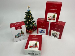 lot 108 image: 5 Hallmark Keepsake Christmas Ornaments