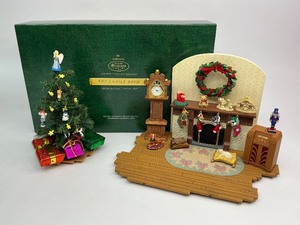 lot 110 image: 2002 Hallmark Collectors Club Limited Edistion The Family Room