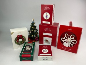 lot 113 image: 6 Hallmark Keepsake Christmas Ornaments