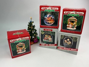 lot 116 image: 5 Hallmark Light and Motion Christmas Ornaments