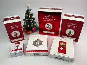 lot 117 image: 6 Hallmark Keepsake Christmas Ornaments