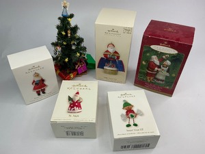 lot 119 image: 5 Hallmark Keepsake Christmas Ornaments