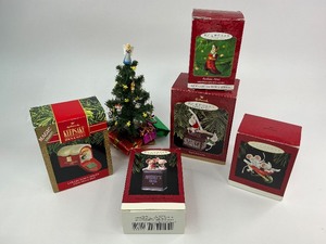 lot 126 image: 5 Hallmark Keepsake Christmas Ornaments