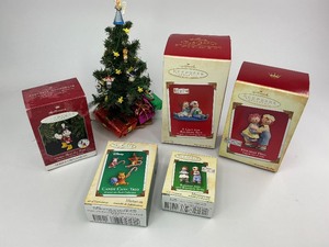 lot 142 image: 5 Hallmark Keepsake Christmas Ornaments